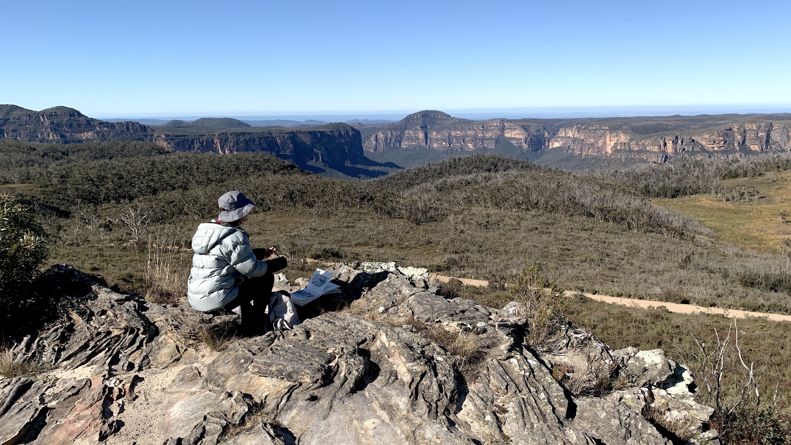 Robyn Pedley painting en plein air in the Blue Mountains, gathering colour studies and landscape inspiration