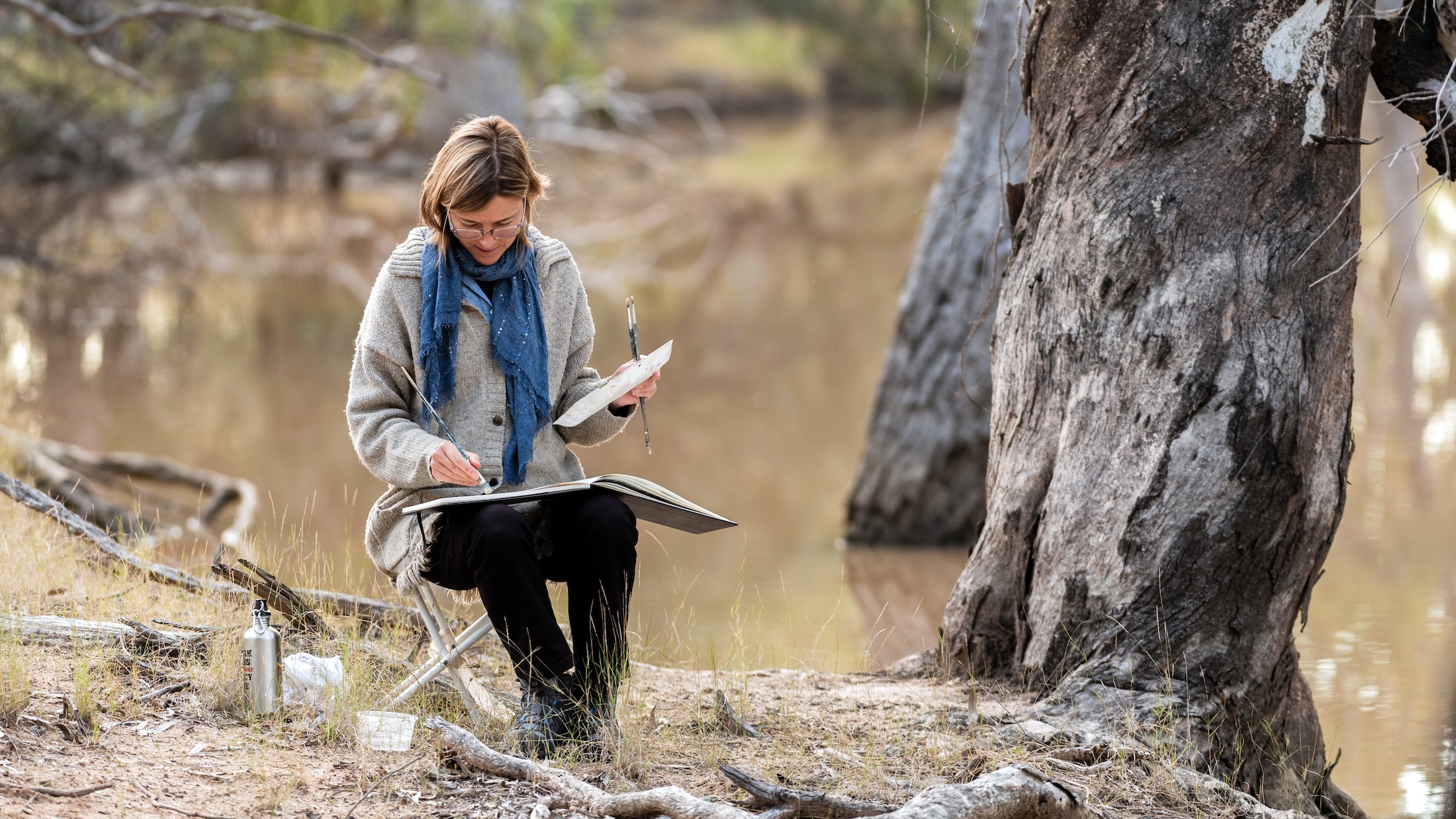 En plein air painting at the Bogan River in Brewarrina, NSW—capturing the raw beauty, rich earth tones, and expansive outback landscape through on‑location artistic practice.